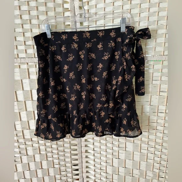 Hollister Mini Wrap Skirt Black and Cream Floral Pattern High Waist SZ L - Picture 12 of 13